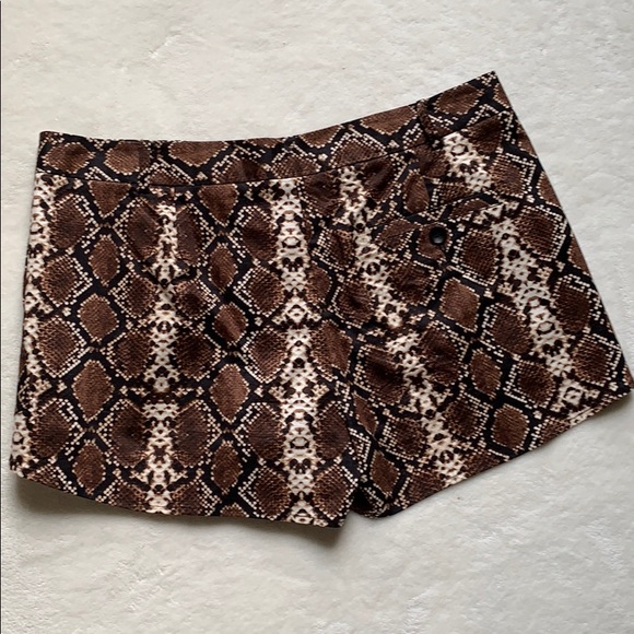 BCBGMAXAZRIA Womens Phillipa Snakeskin Shorts Size Medium - Picture 4 of 10